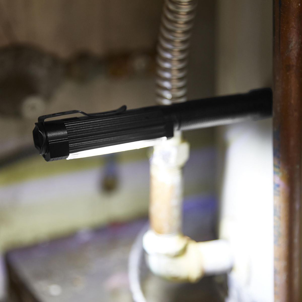 300 Lumen Magnetic Pocket Work Light G105